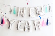 Partyballons als Buchstaben, die "New Year" ergeben